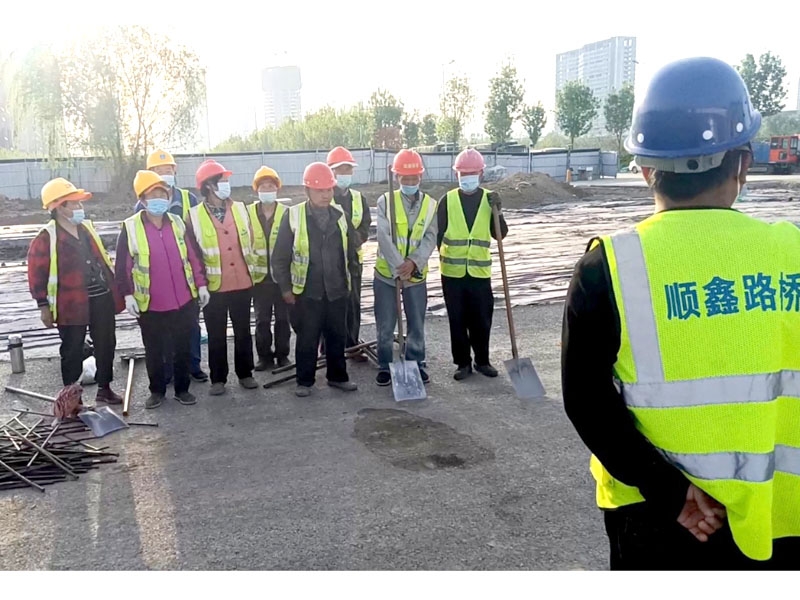 濟(jì)寧共青團(tuán)路北延高鐵施工現(xiàn)場